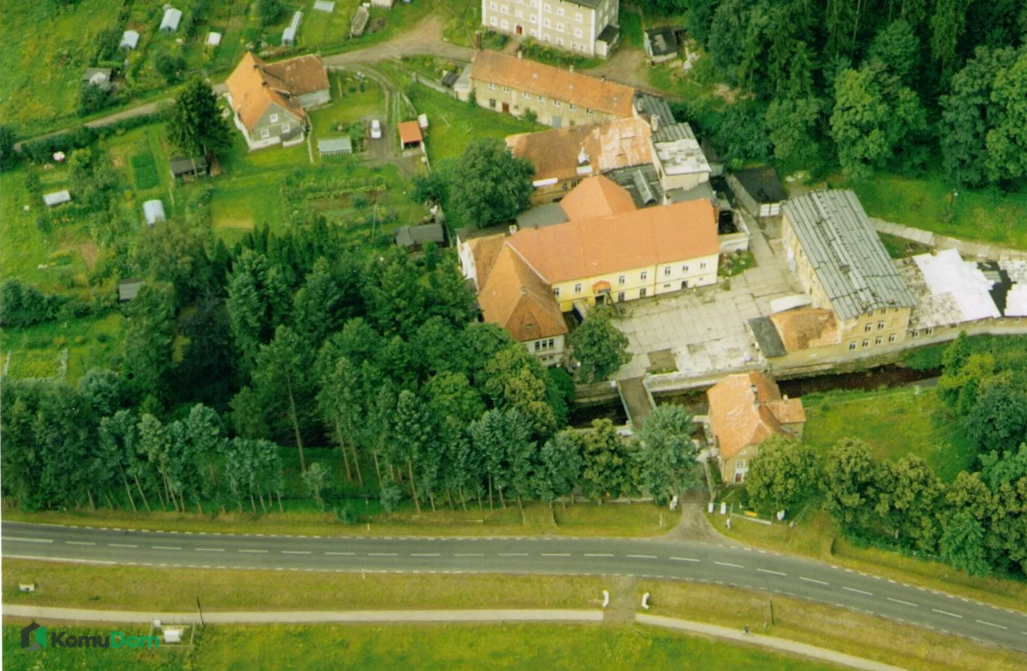 Kompleks produkcyjno-mieszkalny z halami i działką 6000 m² – Mieroszów — zdjęcie główne